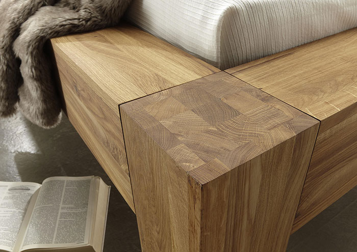 Balkenbett Wildeiche massiv Holz Detailaufnahme Grande Bodahl Möbler