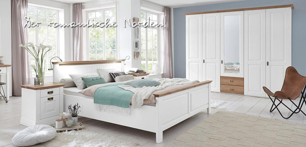 weißes schlafzimmer mit doppelbett kleiderschrank und nachkonsolen in kiefer massivholz