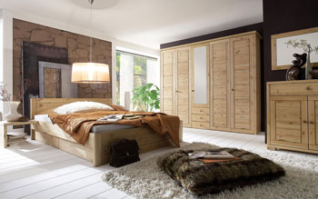Schlafzimmer aus Kiefer gefertigt