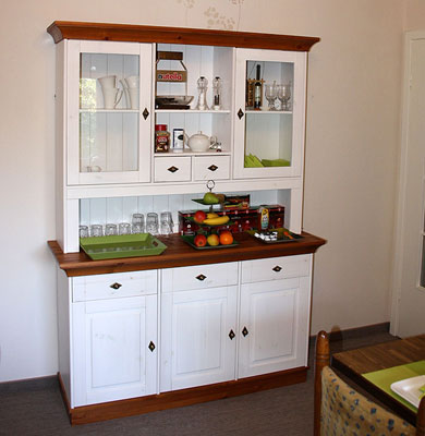Gästehaus Graul - Küchenschrank weiß honig von Casa de mobila