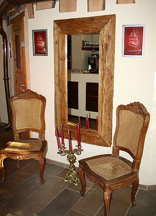 Spiegel mit Teakholzrahmen im Maltermeisterturm von casa de mobila