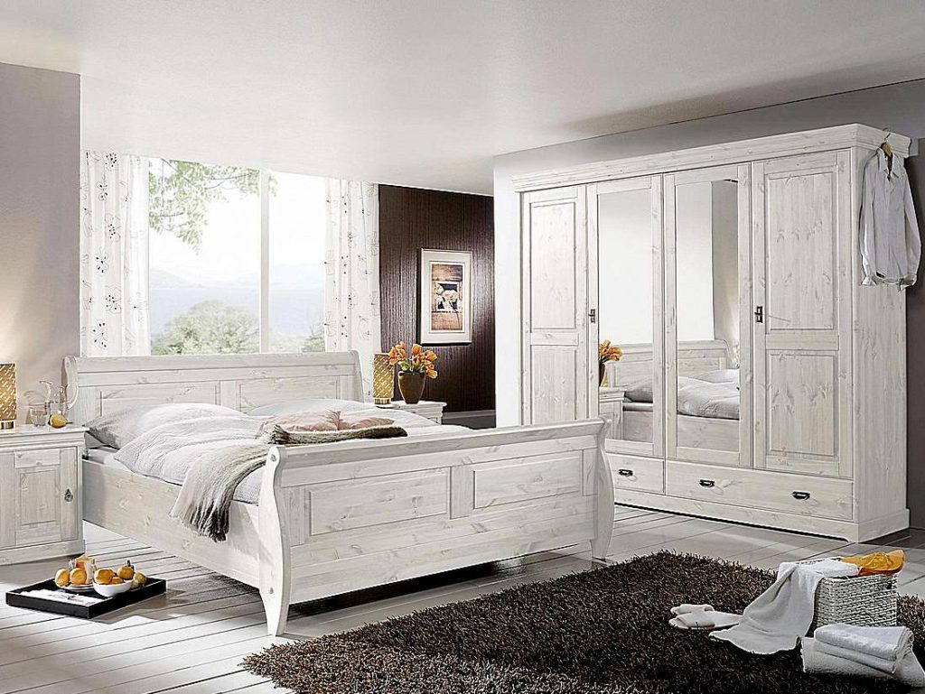 weißes kiefernholz schlafzimmer mit 4tuerigen kleiderschrank und doppelbett