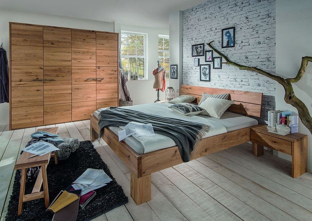 schlafzimmer aus rustikalem massivholz mit kleiderschrank und holzbett in eiche geoelt
